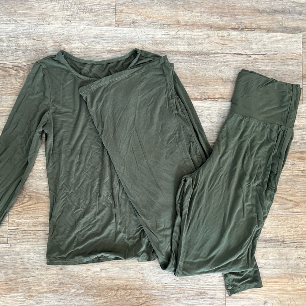 Icobid Womens Flared Yoga Pants and Long Sleeve Set - Picture 3 of 5